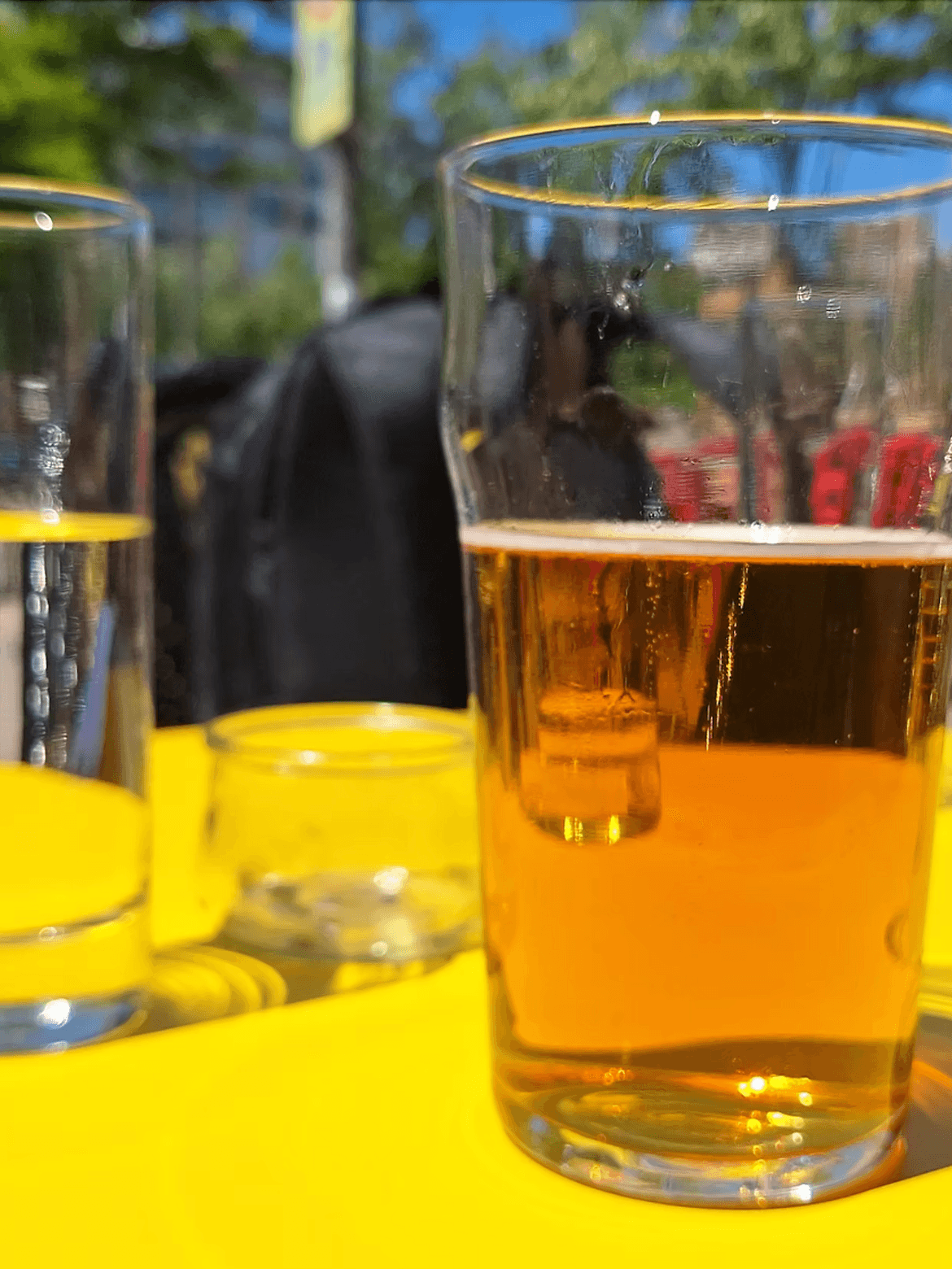Devant et derrière le bar